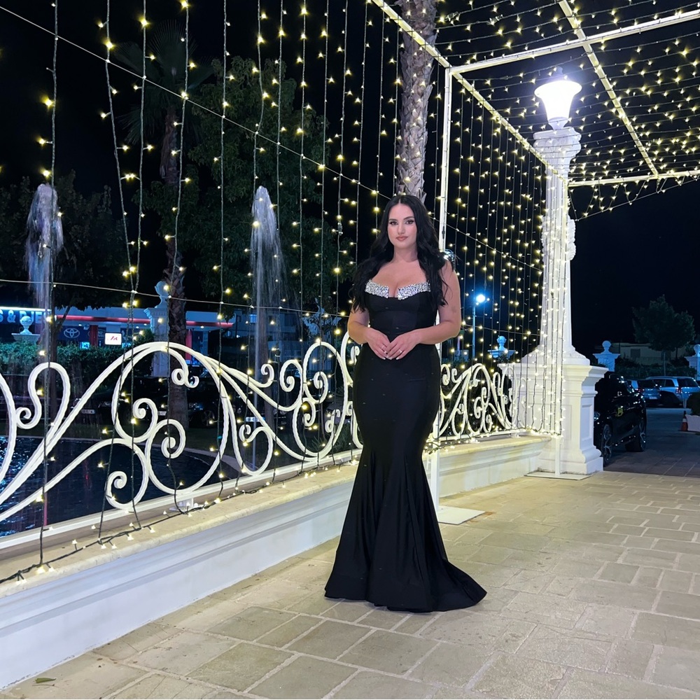 Vlora & Kaltrina  “Pretona” evening gown  
Size: 4-6